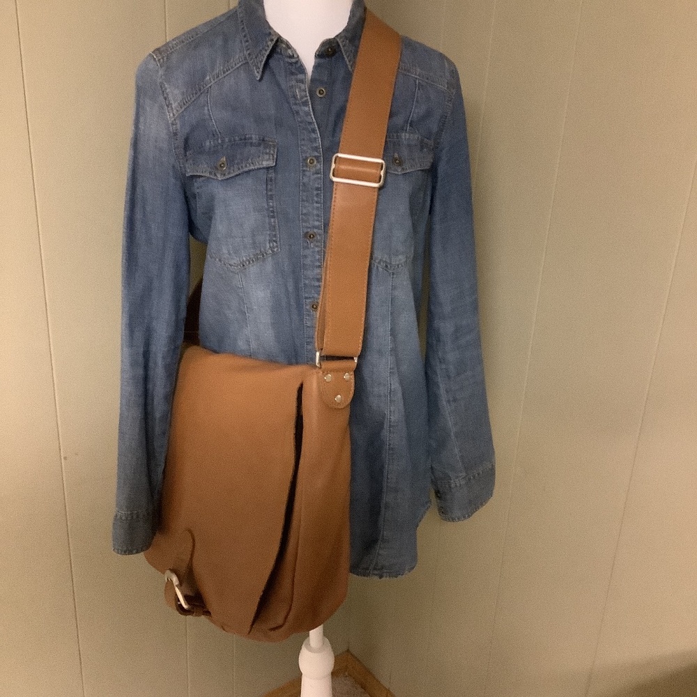 Large Leather Camel colored Laptop messenger bag.